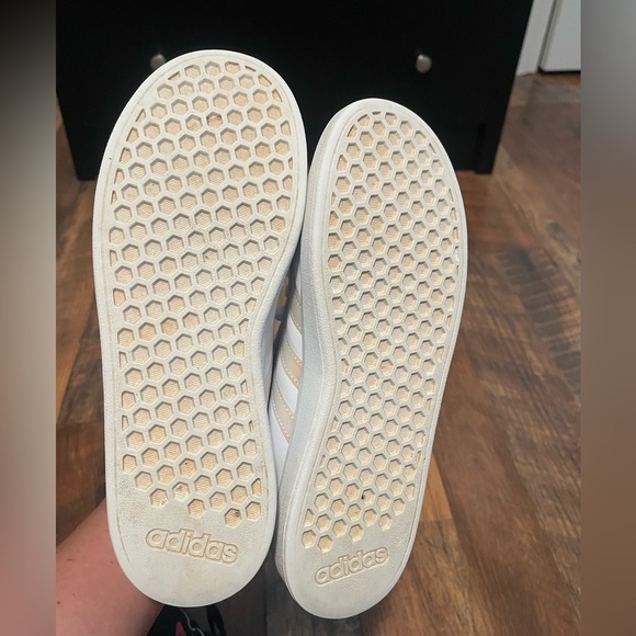 YOUTH GIRLS ADIDAS Grand Court Shoes WTE/IRIDESCENT SIZE 5.5 (NEED NEW INSOLES) - Picture 8 of 9